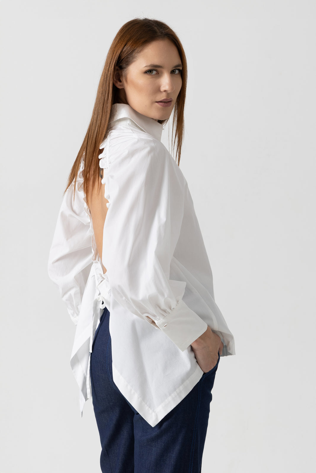 Incarca imaginea in galerie, Camasa alba din bumbac cu spate decupat