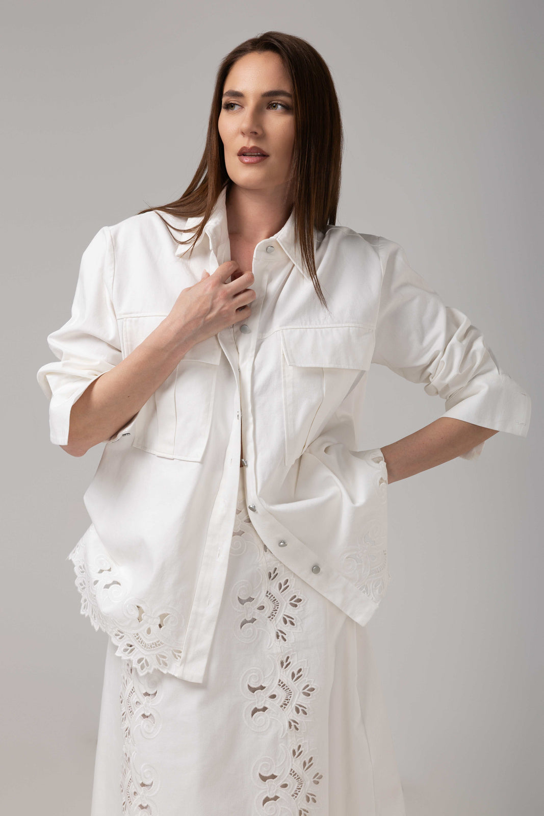 Incarca imaginea in galerie, Compleu din denim alb cu broderie spartă