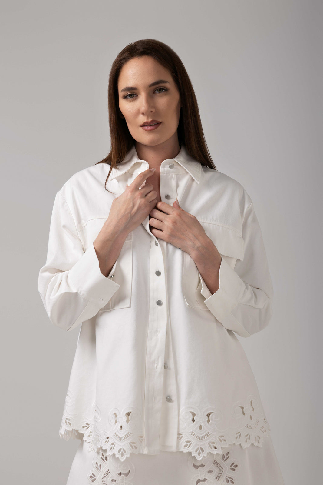 Incarca imaginea in galerie, Compleu din denim alb cu broderie spartă