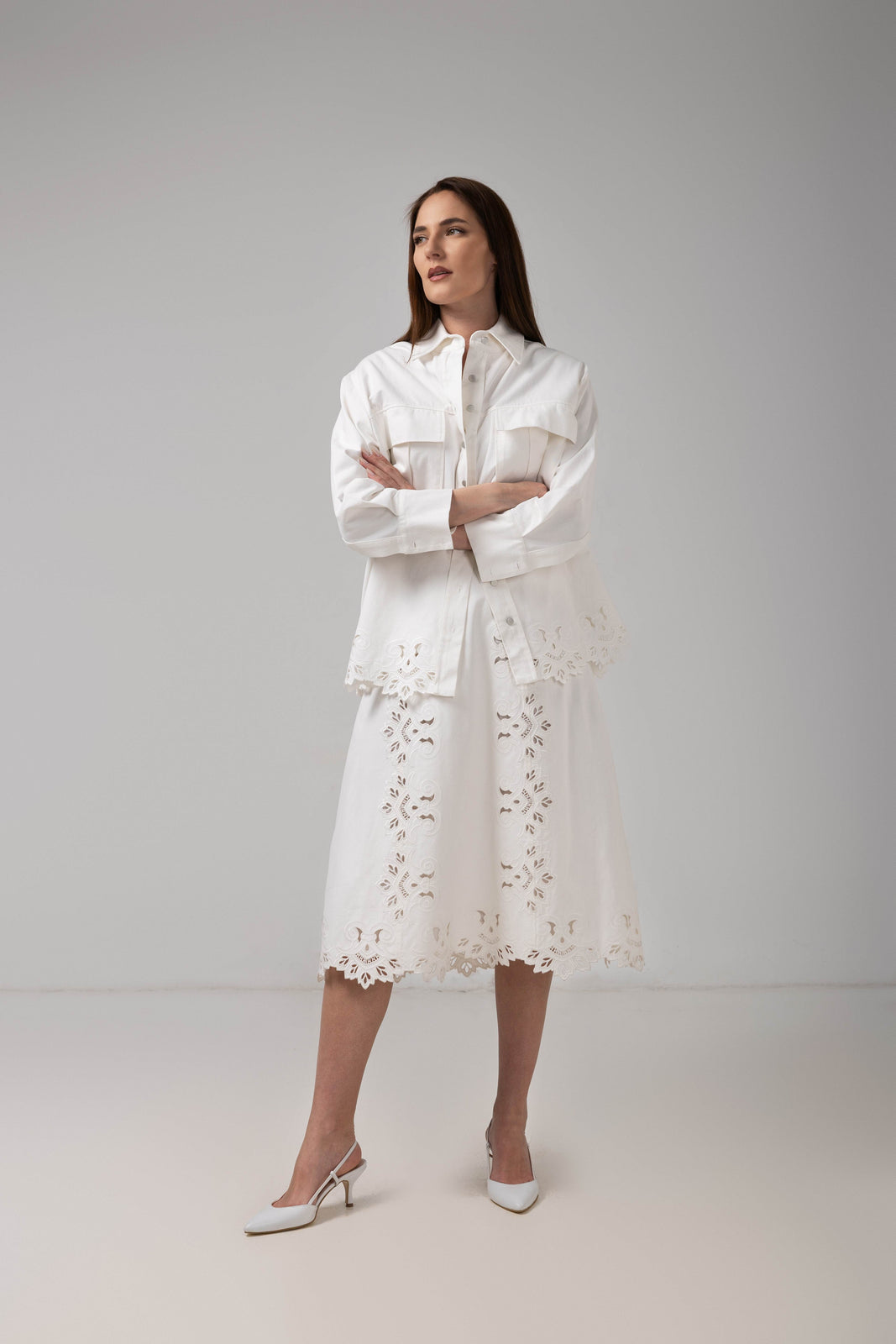 Incarca imaginea in galerie, Compleu din denim alb cu broderie spartă