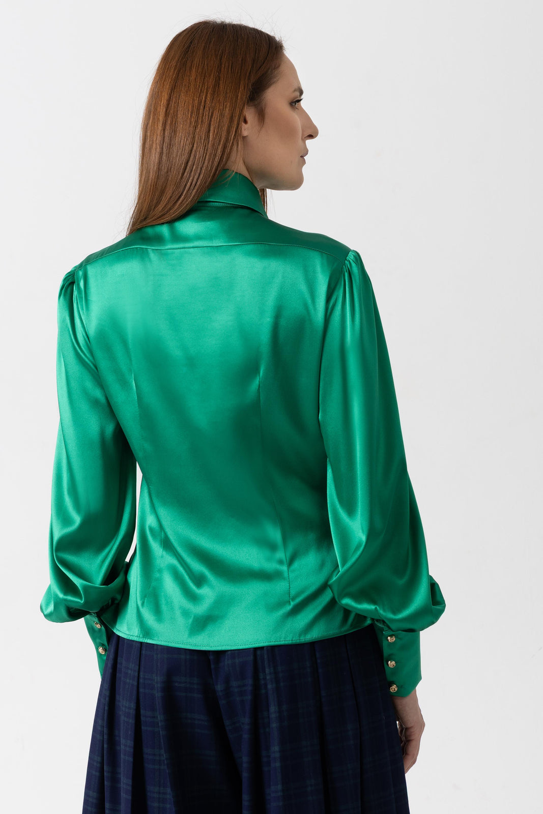 Incarca imaginea in galerie, Camasă din matase naturala verde cu guler ascuțit