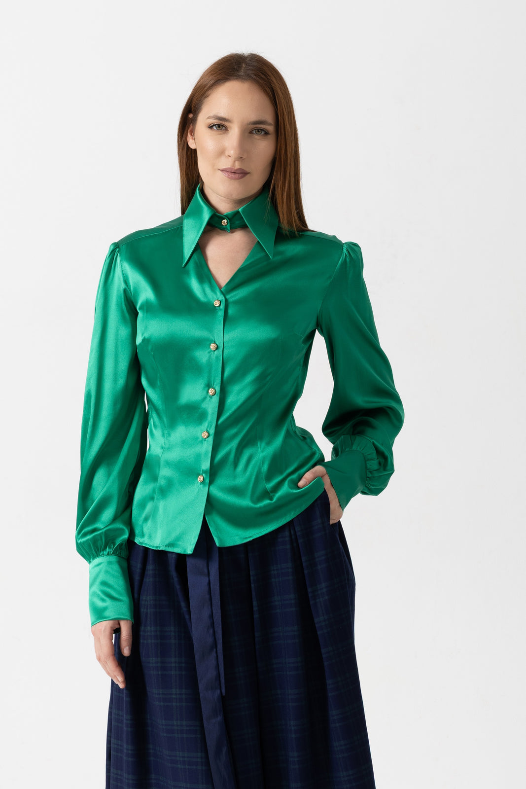 Incarca imaginea in galerie, Camasă din matase naturala verde cu guler ascuțit