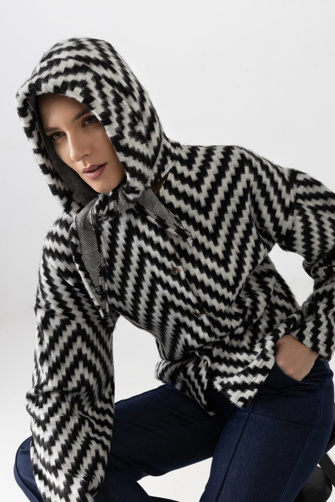 Incarca imaginea in galerie, Cardigan din stofă cu motive geometrice alb/negru