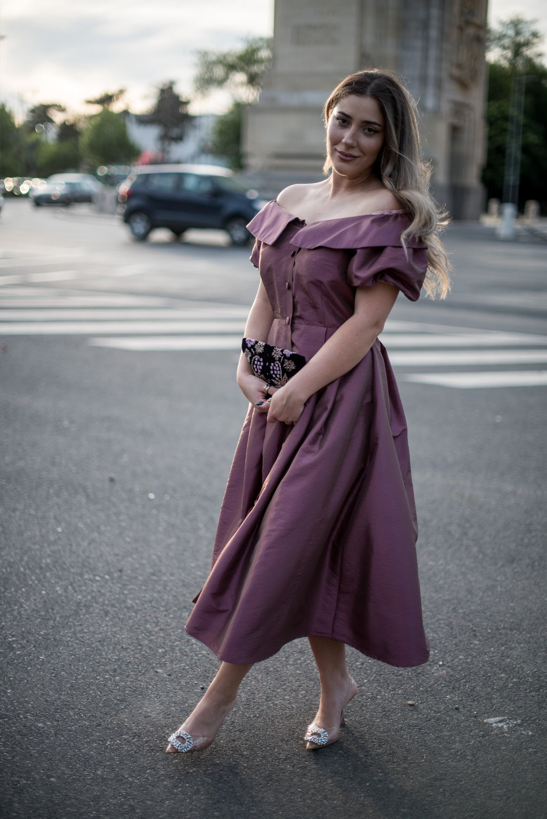 Load image into Gallery viewer, Elegant purple taffeta midi dress with cut-out shoulders