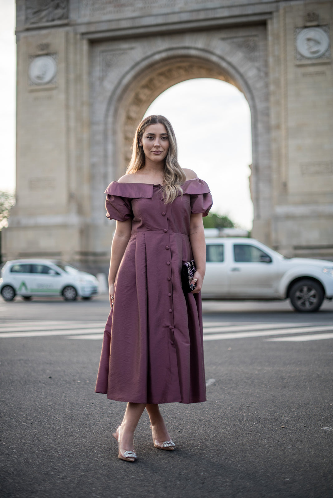 Load image into Gallery viewer, Elegant purple taffeta midi dress with cut-out shoulders