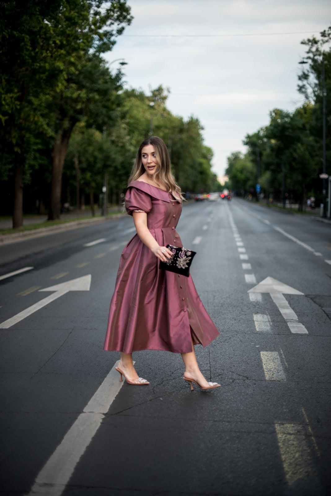 Load image into Gallery viewer, Elegant purple taffeta midi dress with cut-out shoulders