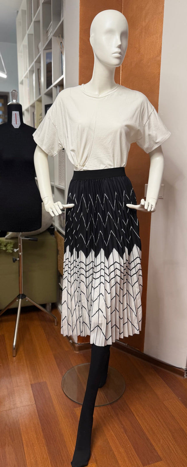 Load image into Gallery viewer, Fusta midi solata cu imprimeu alb/negru