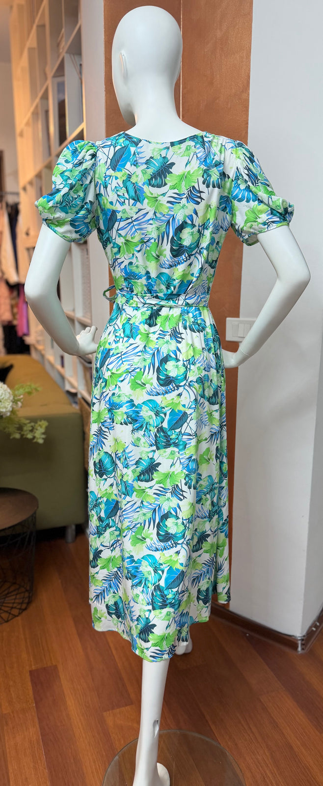 Load image into Gallery viewer, Rochie midi petrecuta din vascoza