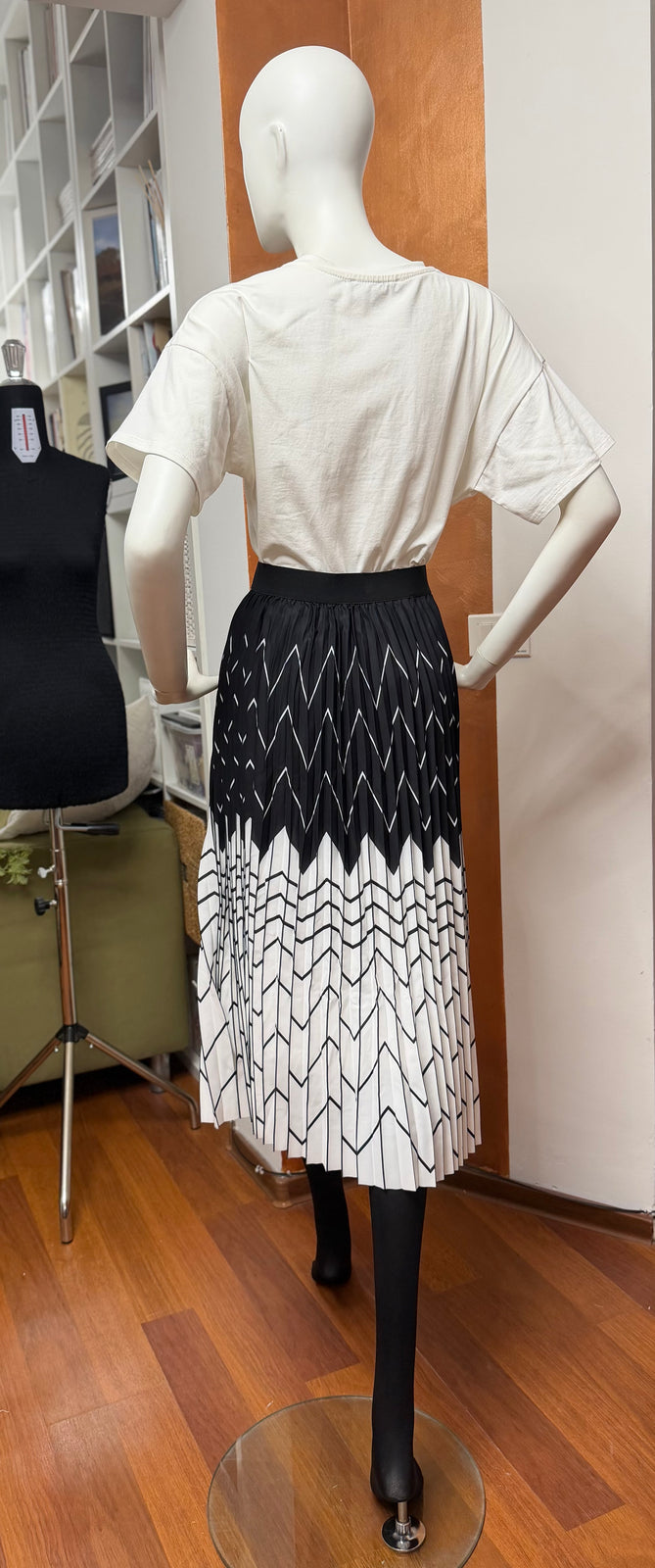 Load image into Gallery viewer, Fusta midi solata cu imprimeu alb/negru