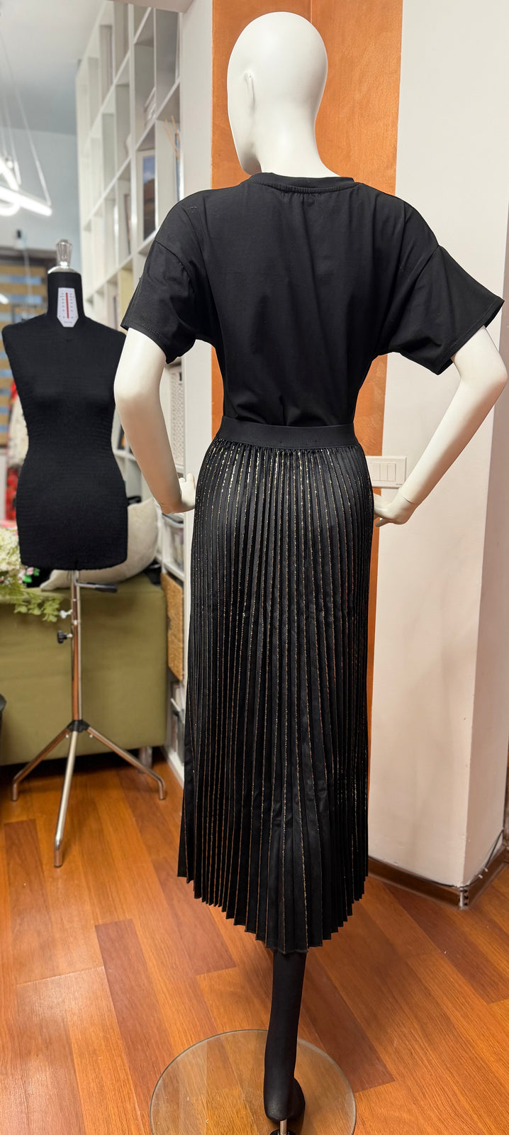 Load image into Gallery viewer, Fusta midi solata din catifea cu insertii aurii