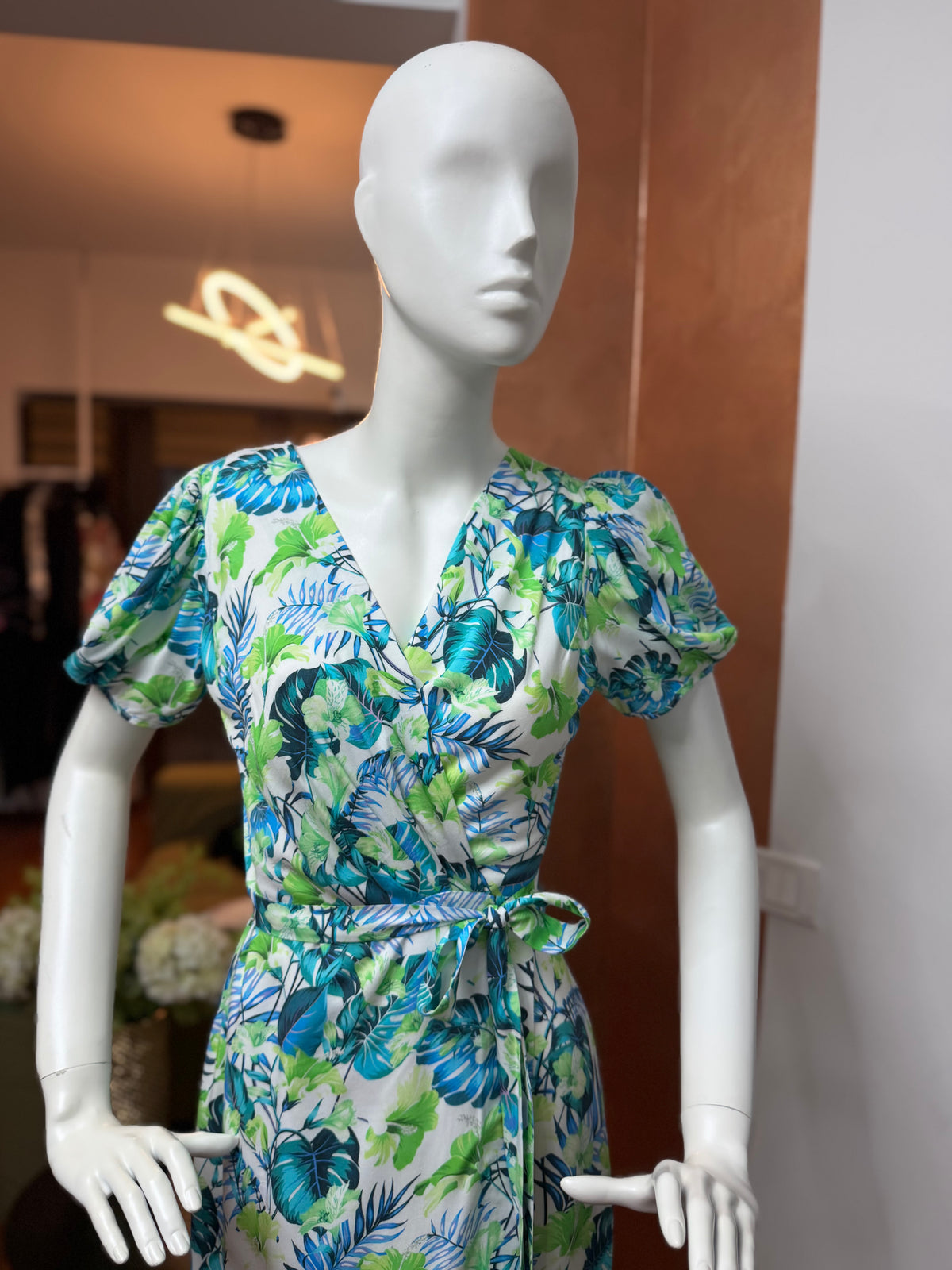 Load image into Gallery viewer, Rochie midi petrecuta din vascoza
