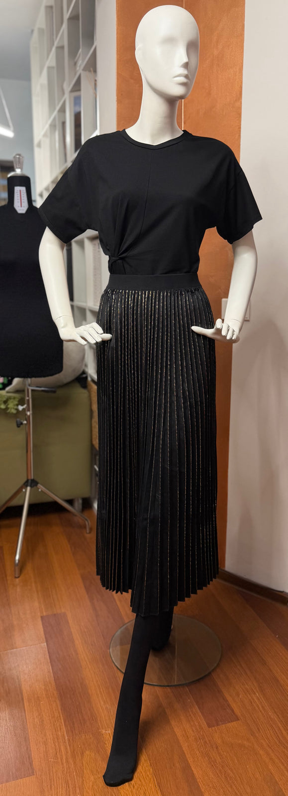 Load image into Gallery viewer, Fusta midi solata din catifea cu insertii aurii