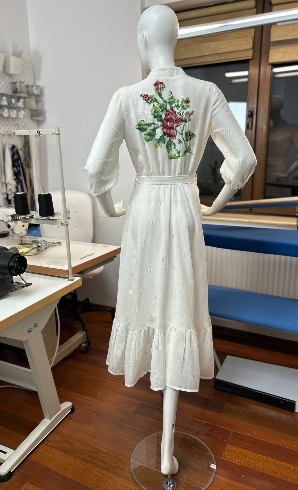 Incarca imaginea in galerie, Rochie midi din bumbac cu broderie pe spate