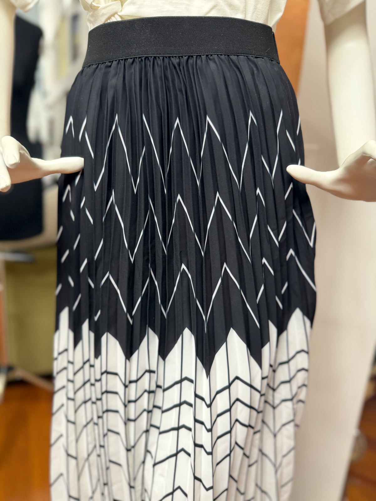 Load image into Gallery viewer, Fusta midi solata cu imprimeu alb/negru