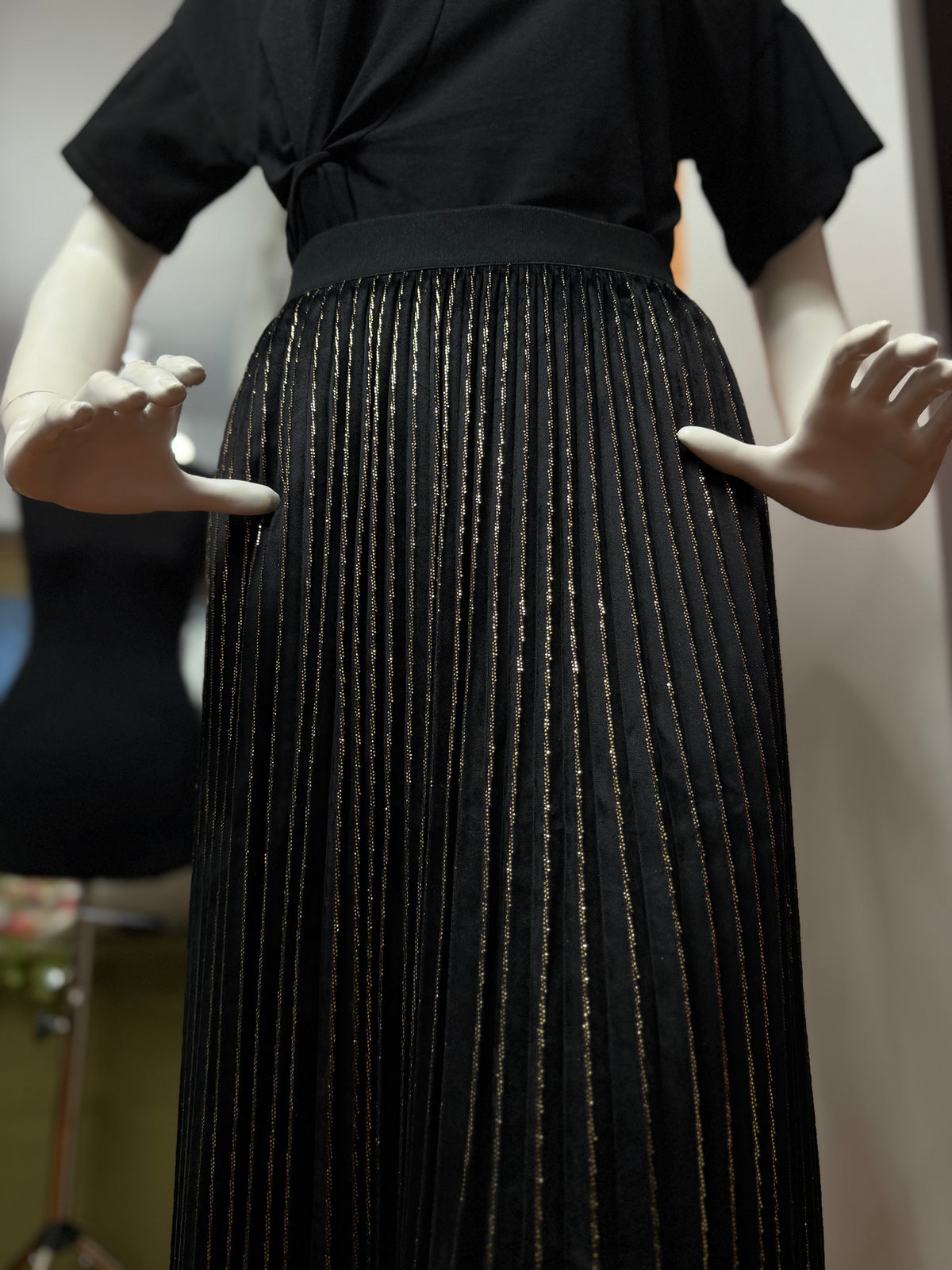 Load image into Gallery viewer, Fusta midi solata din catifea cu insertii aurii