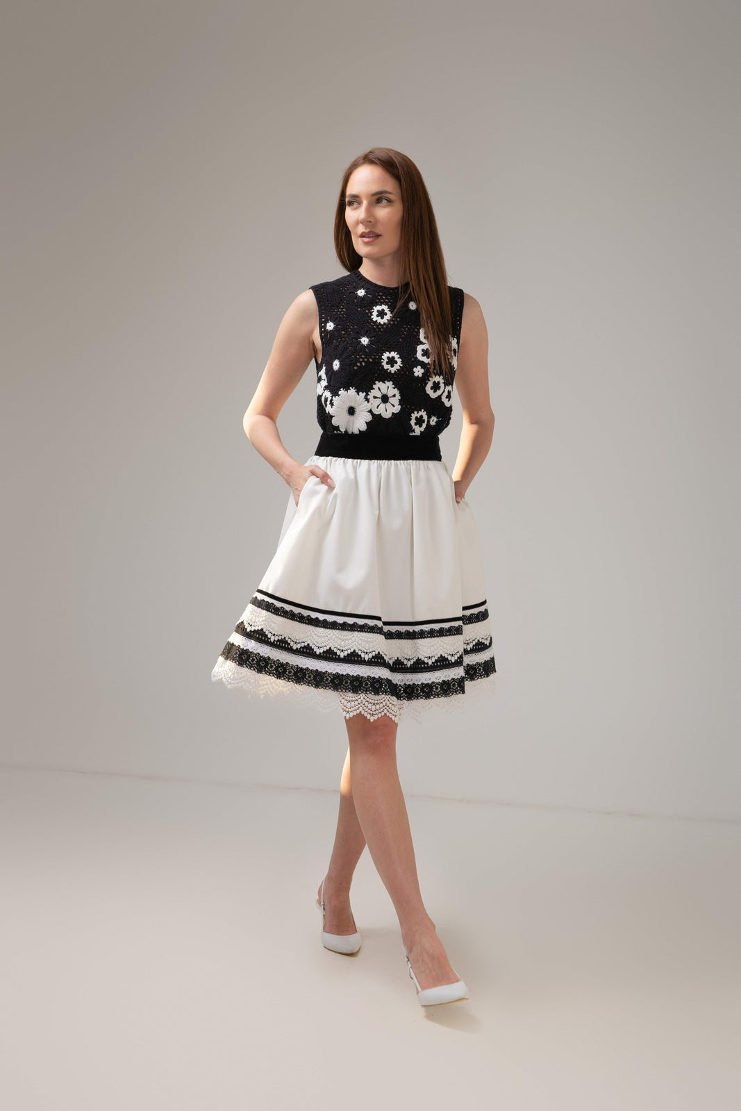 Incarca imaginea in galerie, Fustă alb-negru cu broderie florală și dantelă elegantă