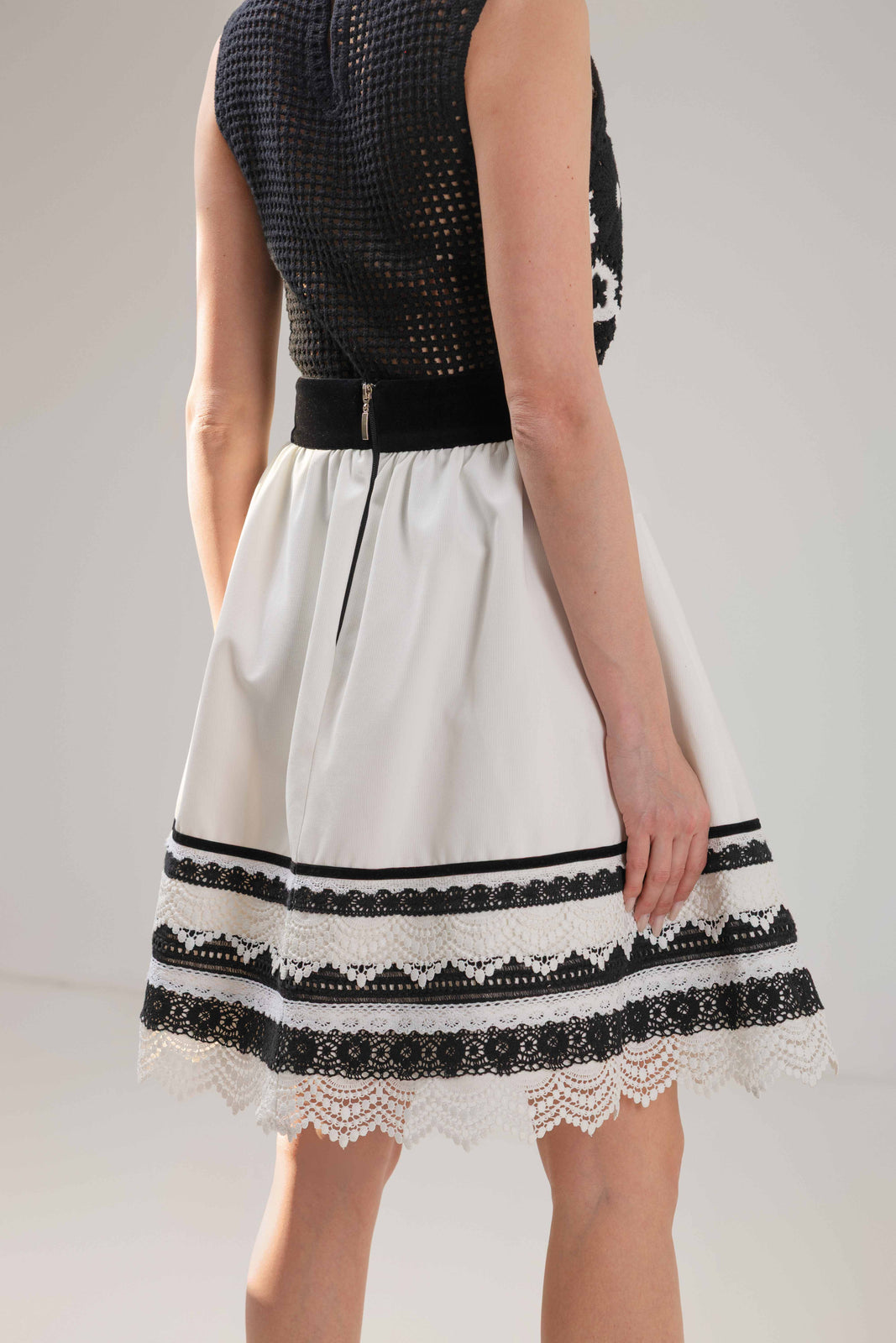 Incarca imaginea in galerie, Fustă alb-negru cu broderie florală și dantelă elegantă