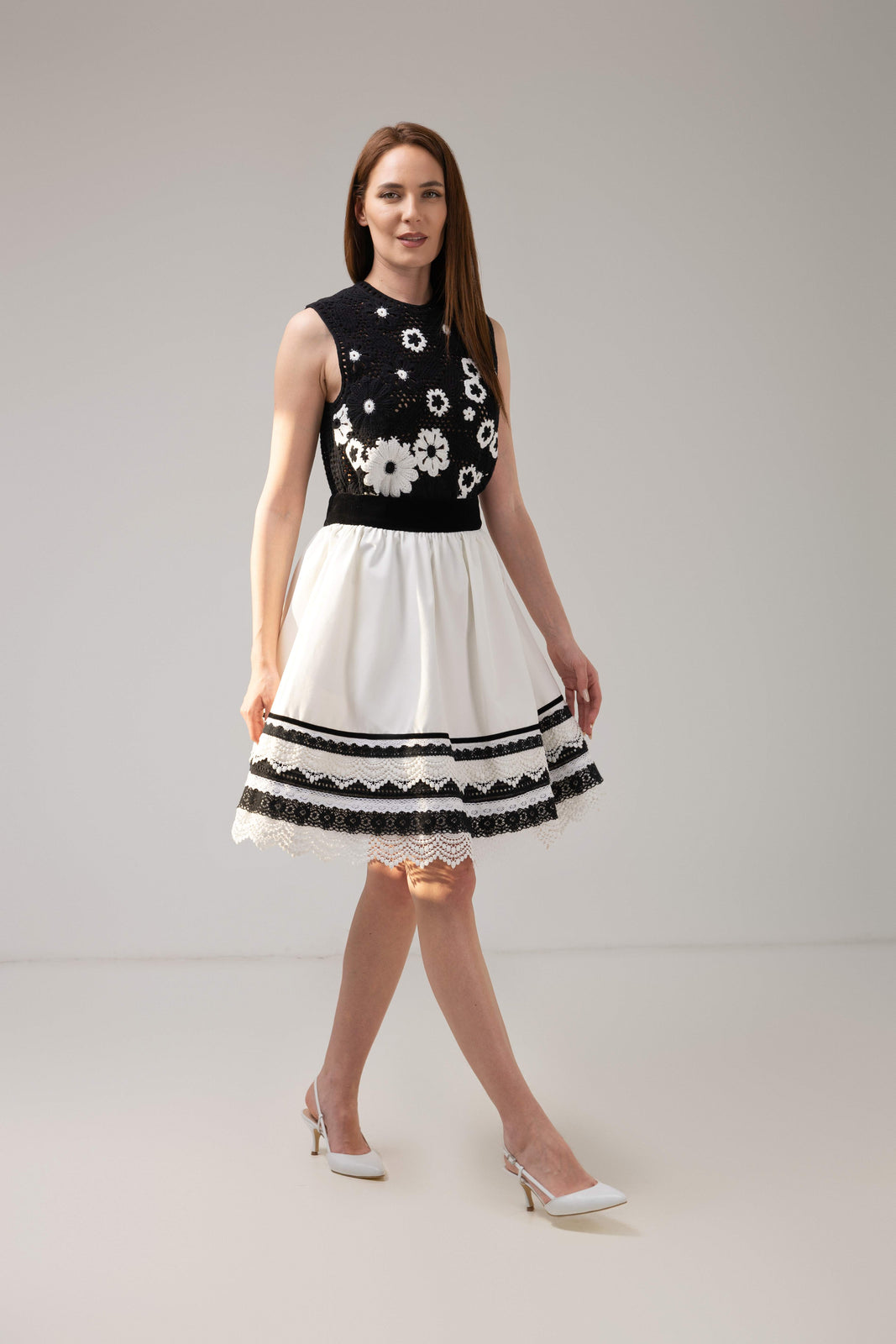 Incarca imaginea in galerie, Fustă alb-negru cu broderie florală și dantelă elegantă