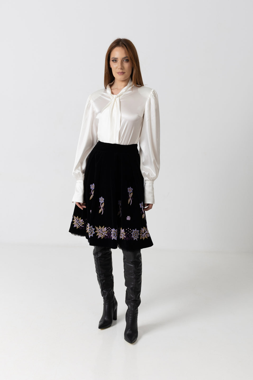 Load image into Gallery viewer, Linen blouse with cream computerized embroidery