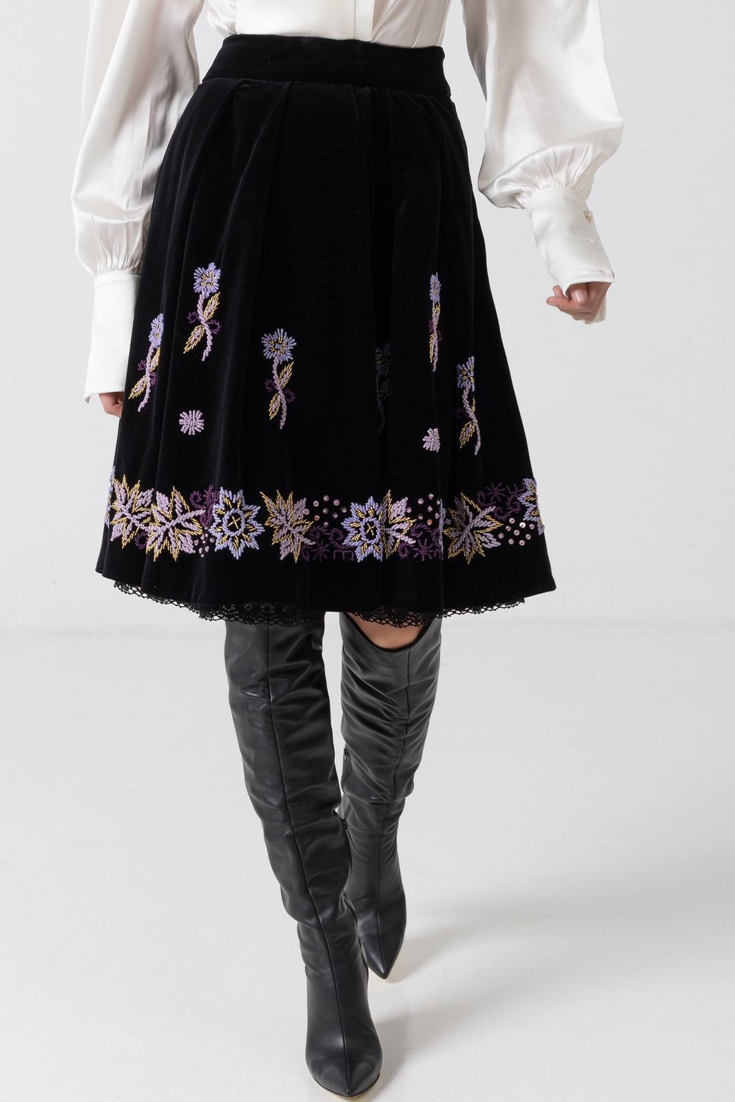 Load image into Gallery viewer, Linen blouse with cream computerized embroidery