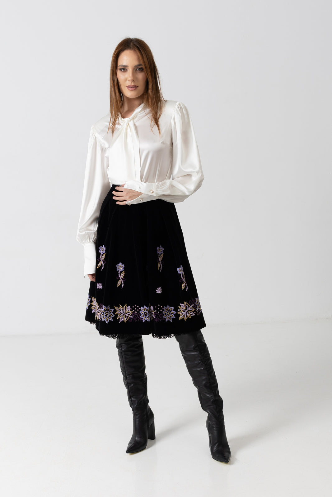 Load image into Gallery viewer, Linen blouse with cream computerized embroidery