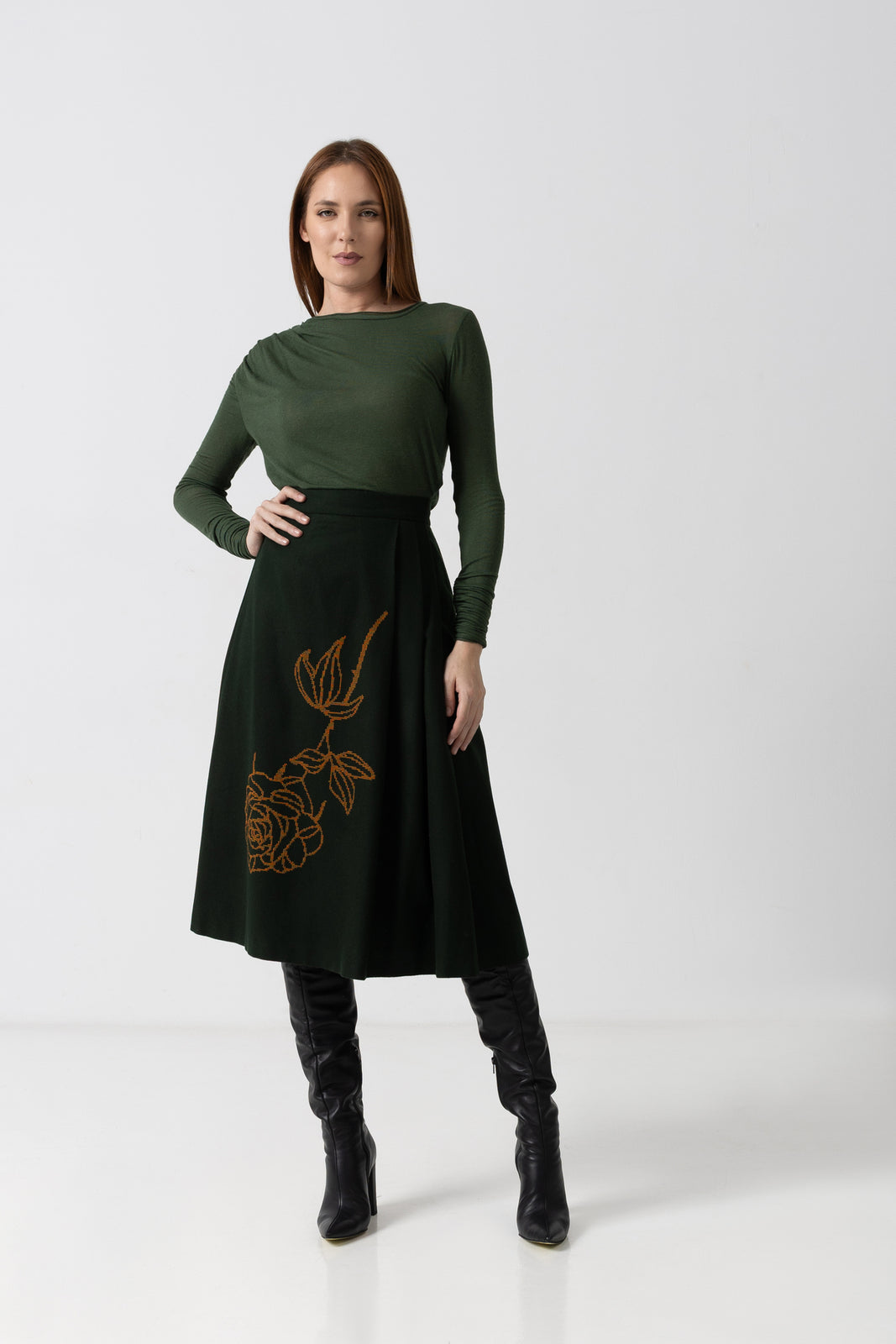 Incarca imaginea in galerie, Fustă din stofă de lână cu broderie trandafir