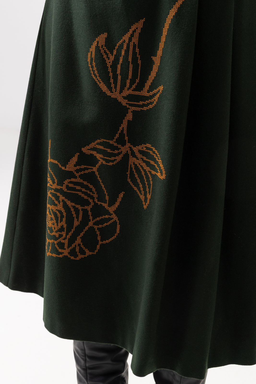 Incarca imaginea in galerie, Fustă din stofă de lână cu broderie trandafir