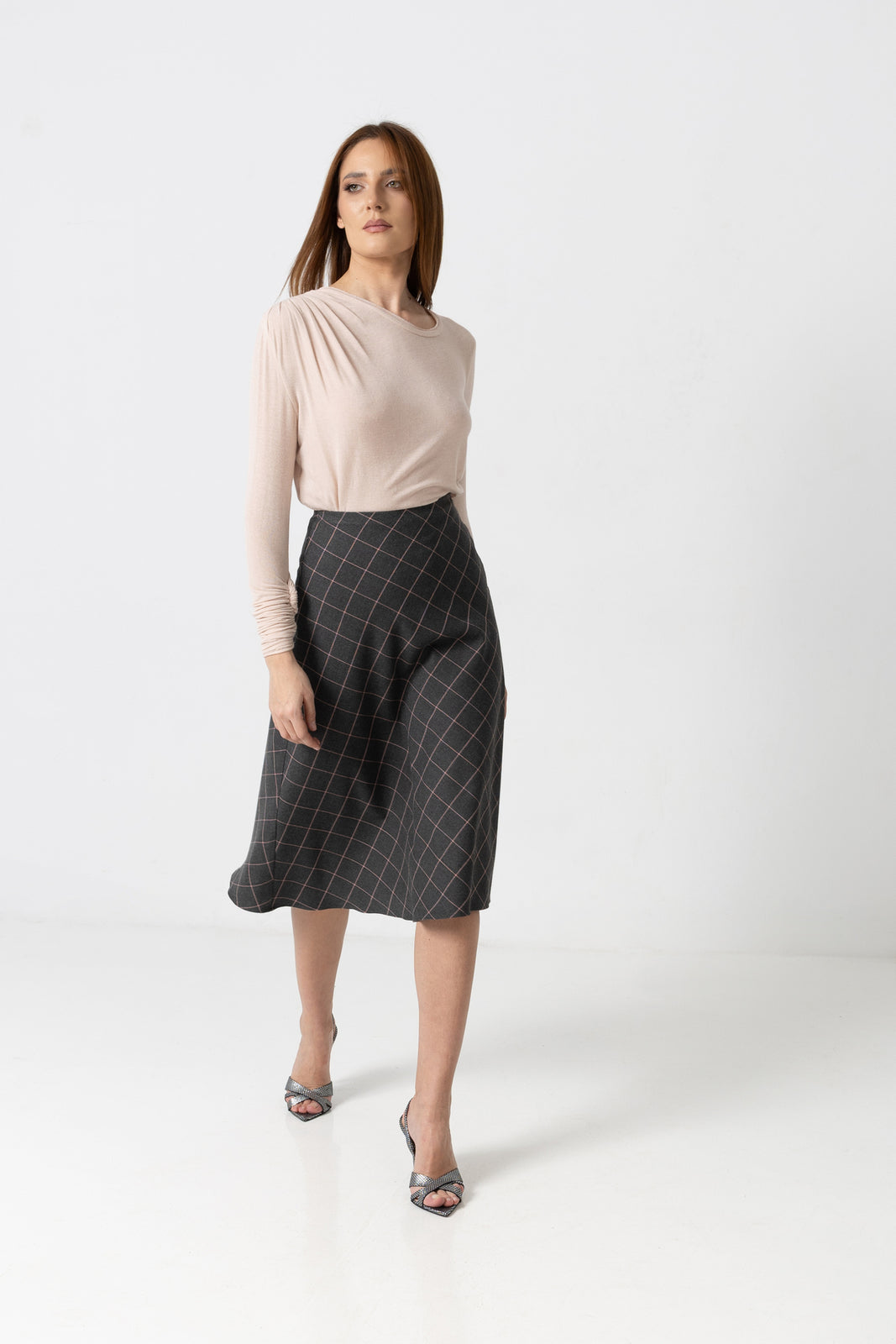 Load image into Gallery viewer, Linen blouse with cream computerized embroidery