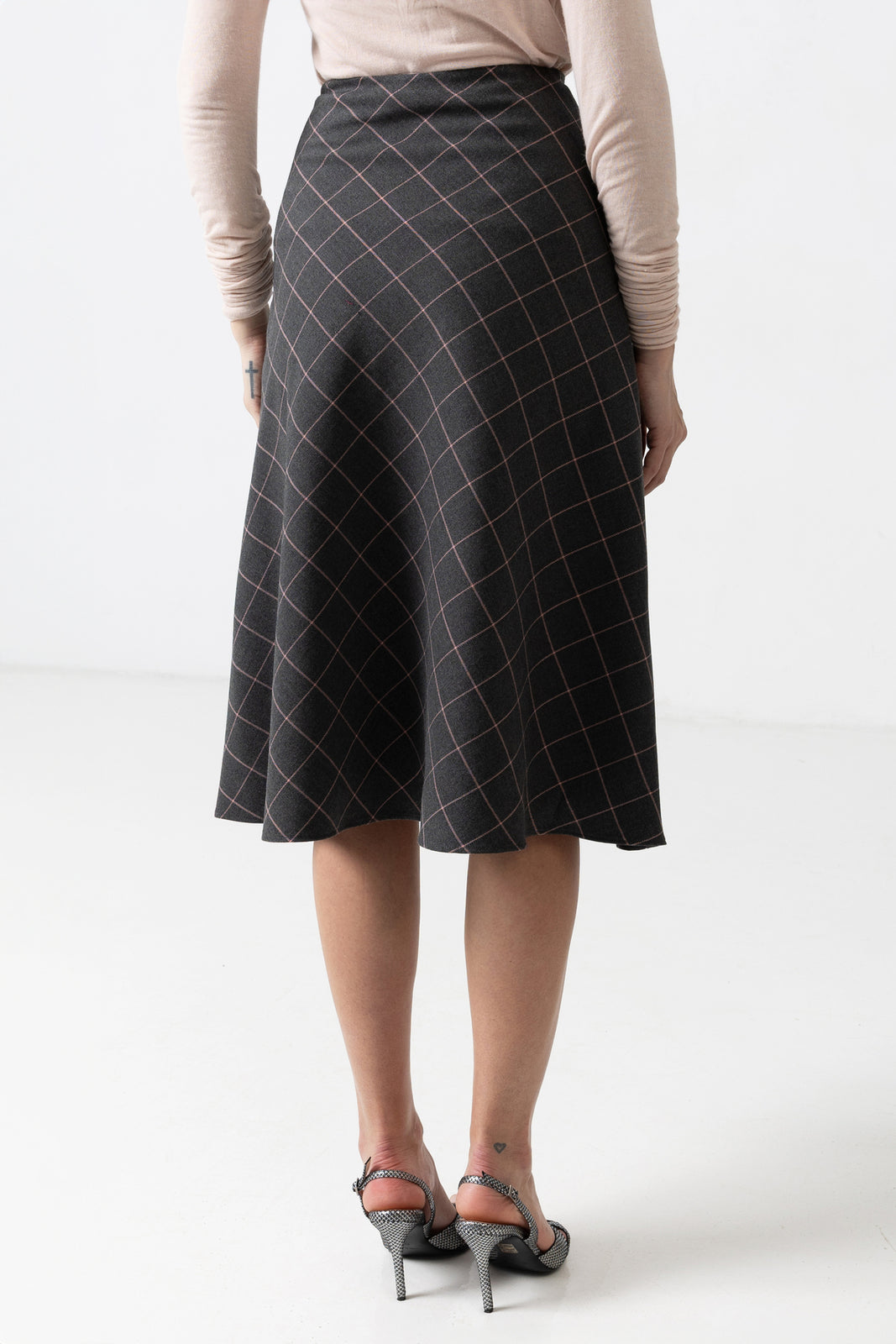 Load image into Gallery viewer, Linen blouse with cream computerized embroidery