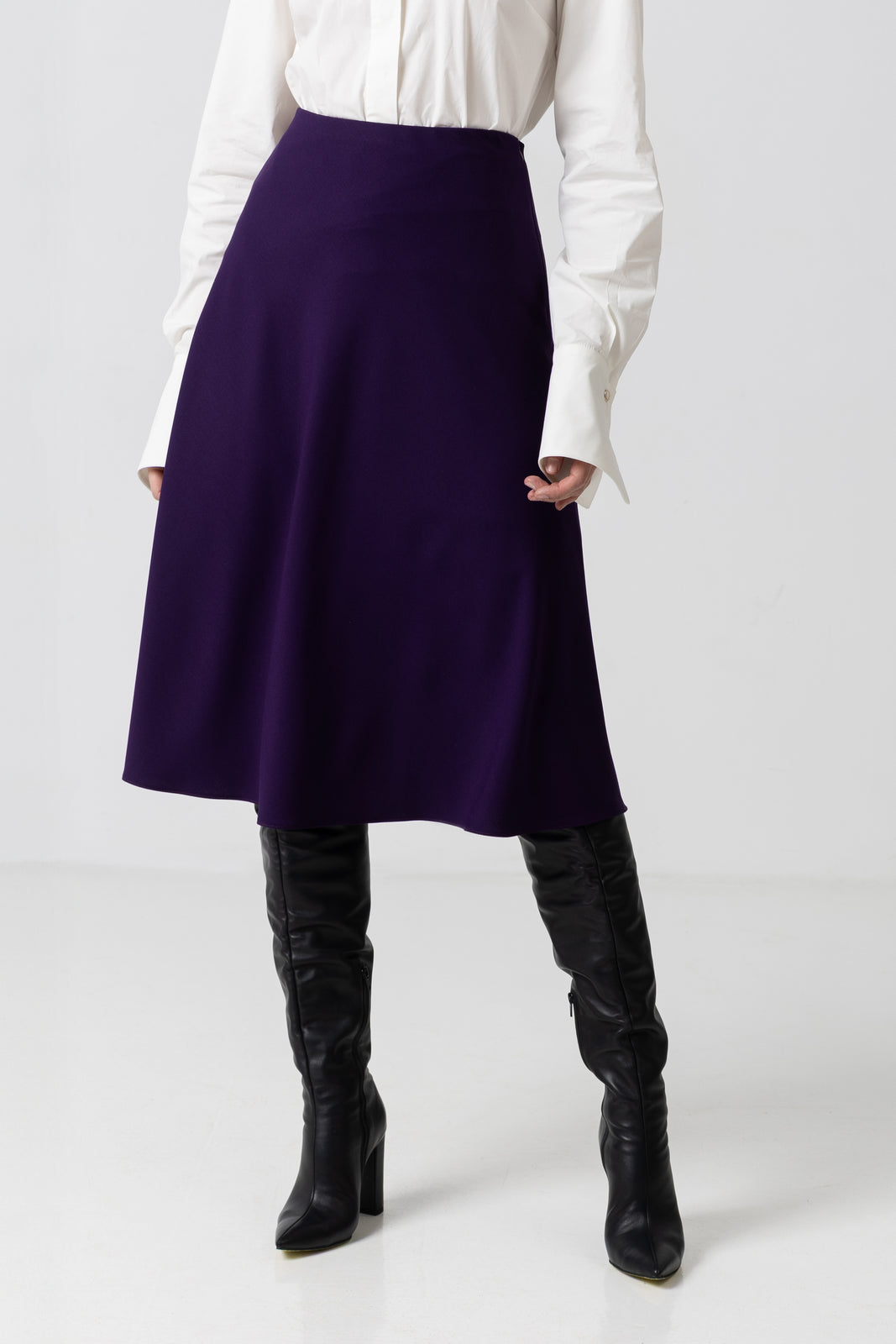 Load image into Gallery viewer, Linen blouse with cream computerized embroidery