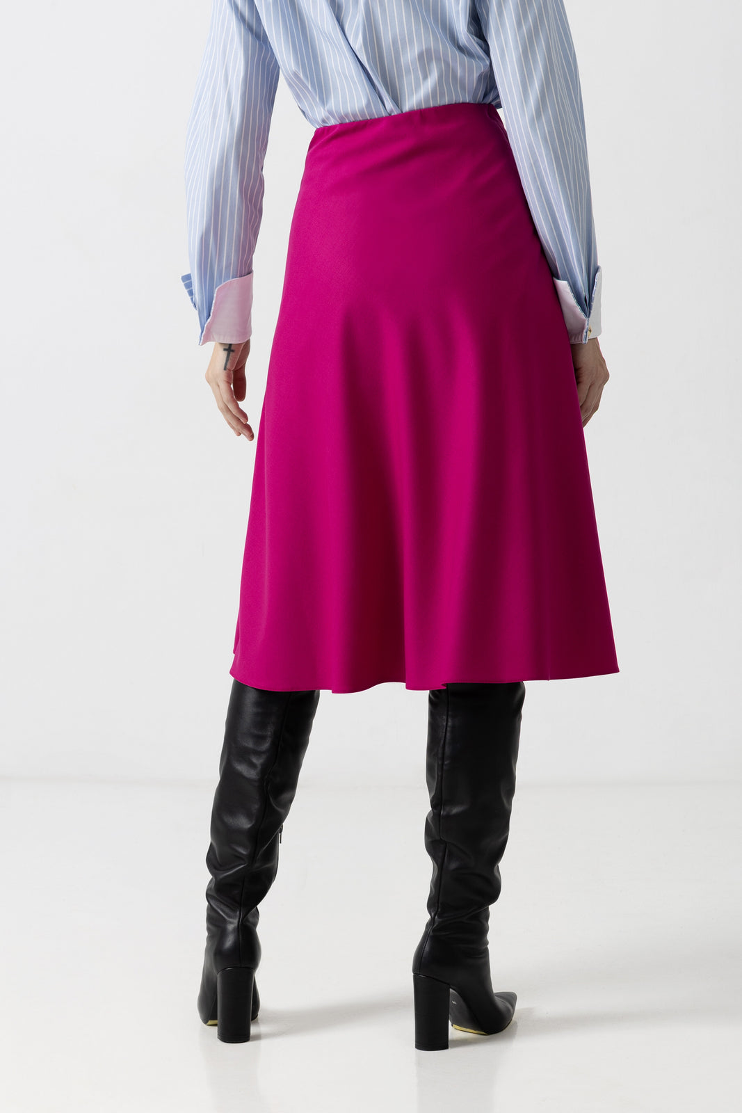 Load image into Gallery viewer, Linen blouse with cream computerized embroidery