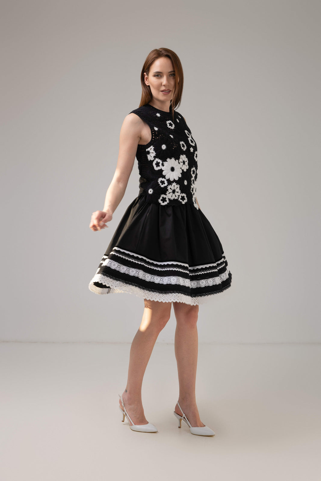 Incarca imaginea in galerie, Fustă scurtă  neagră cu inserții din dantelă și accente couture