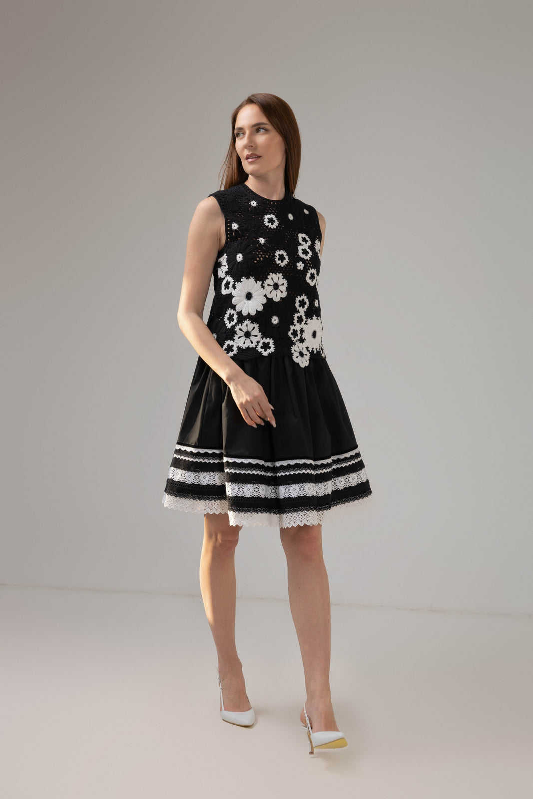 Incarca imaginea in galerie, Fustă scurtă  neagră cu inserții din dantelă și accente couture