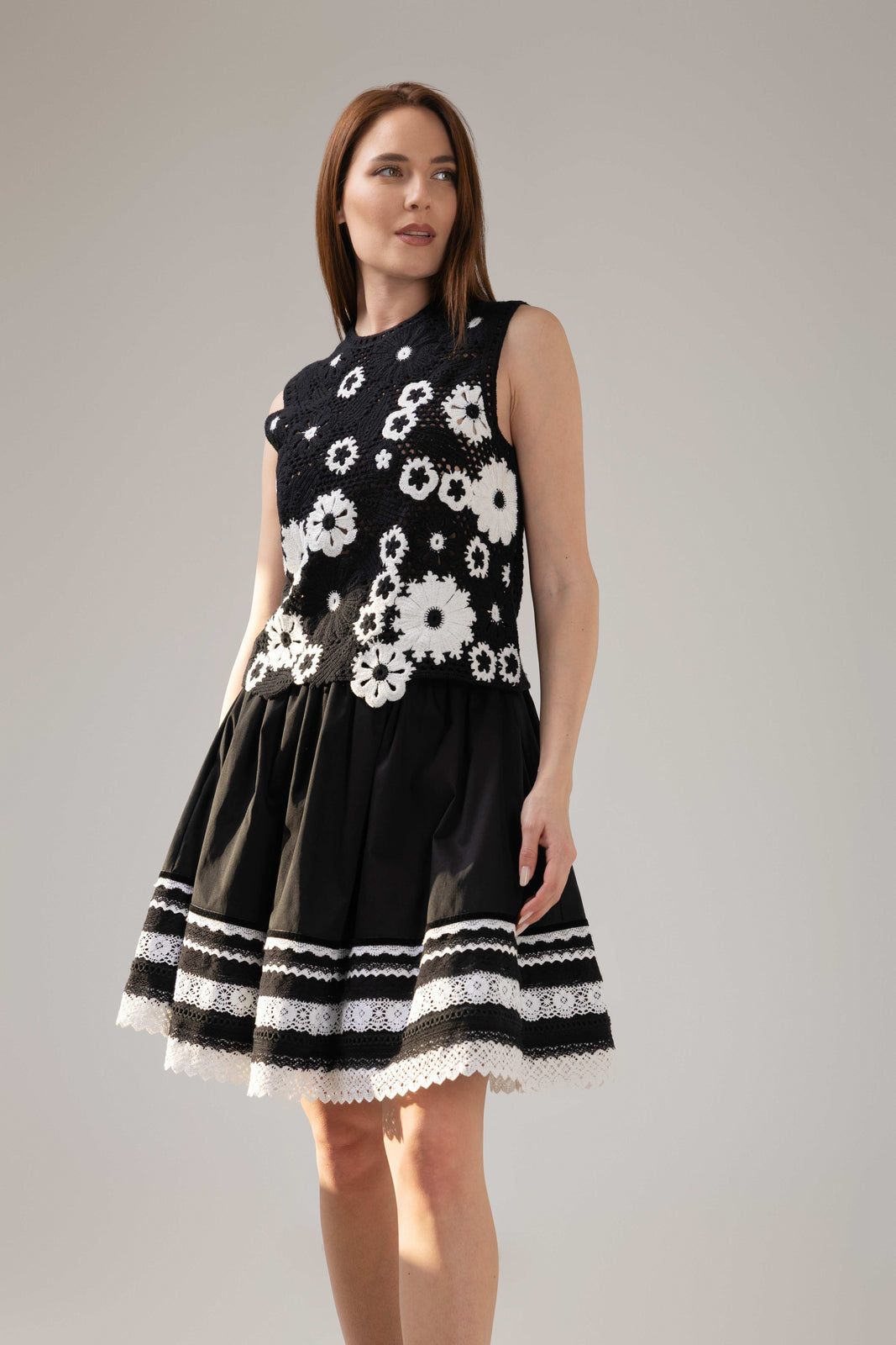 Incarca imaginea in galerie, Fustă scurtă  neagră cu inserții din dantelă și accente couture