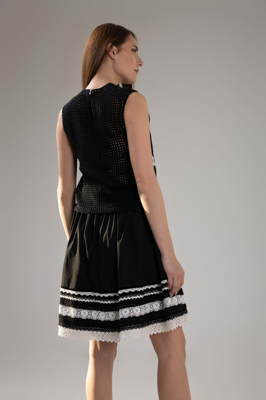 Incarca imaginea in galerie, Fustă scurtă  neagră cu inserții din dantelă și accente couture
