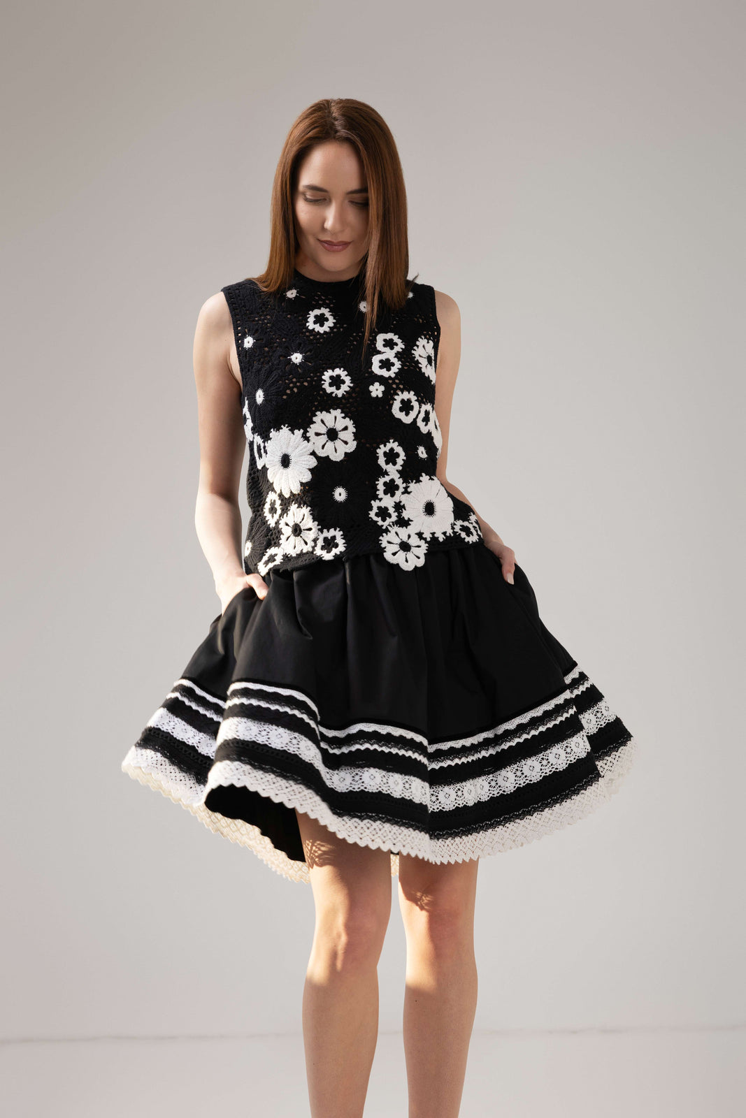 Incarca imaginea in galerie, Fustă scurtă  neagră cu inserții din dantelă și accente couture