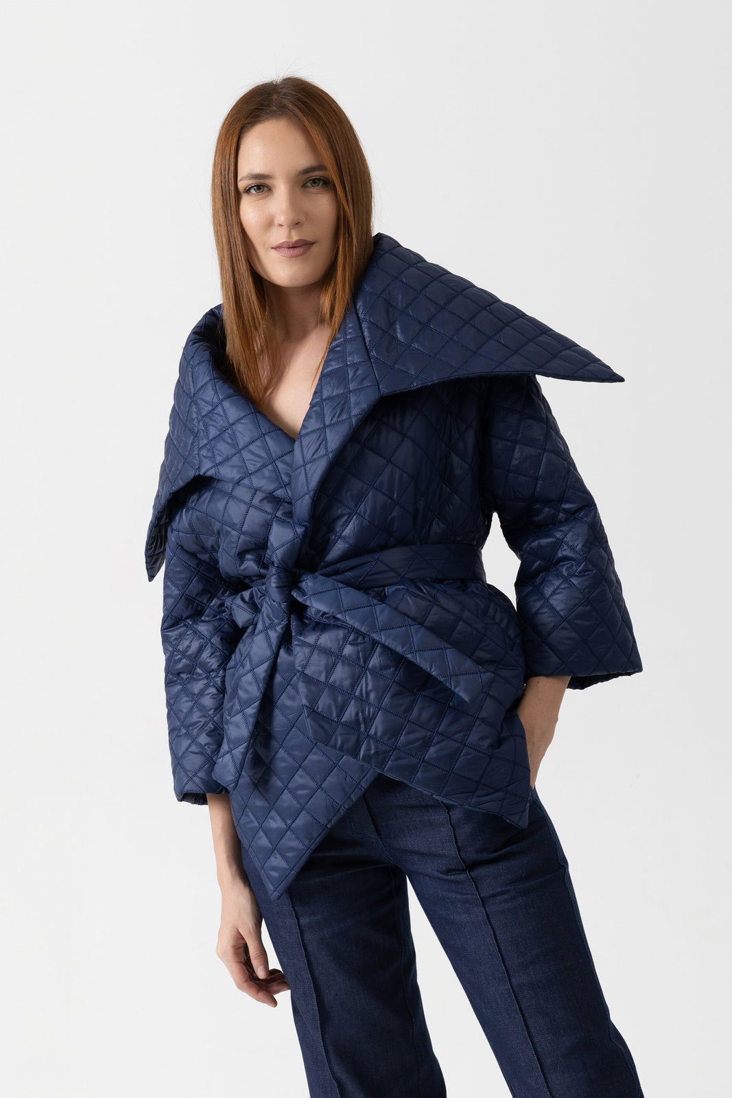 Incarca imaginea in galerie, Jacheta scurta asimetrica din tesatura matlasata albastru inchis