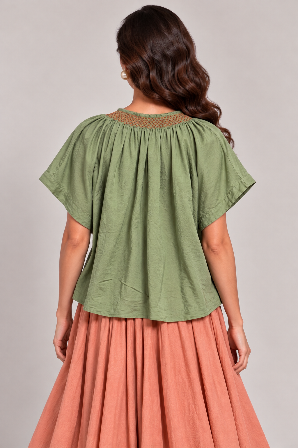 Load image into Gallery viewer, The blouse is made of viscose
