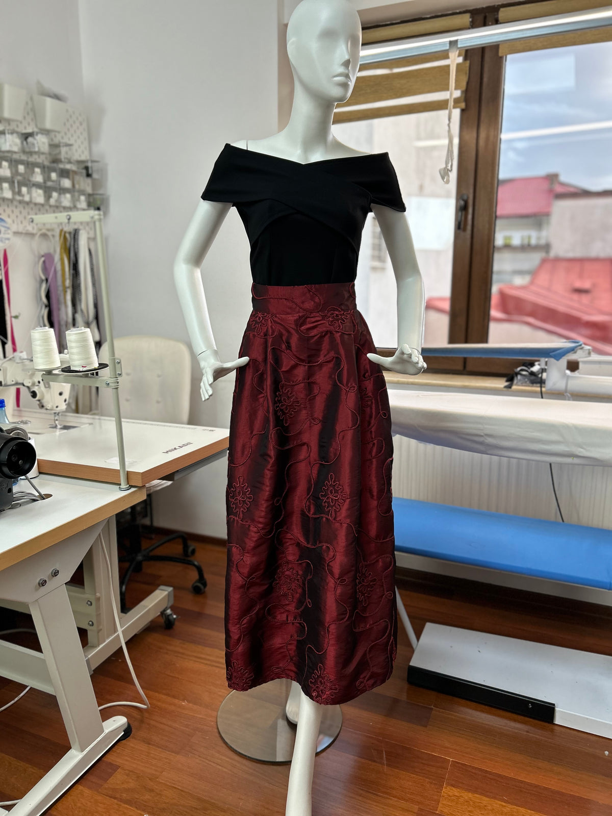 Load image into Gallery viewer, Bordeaux midi skirt with floral embroidery