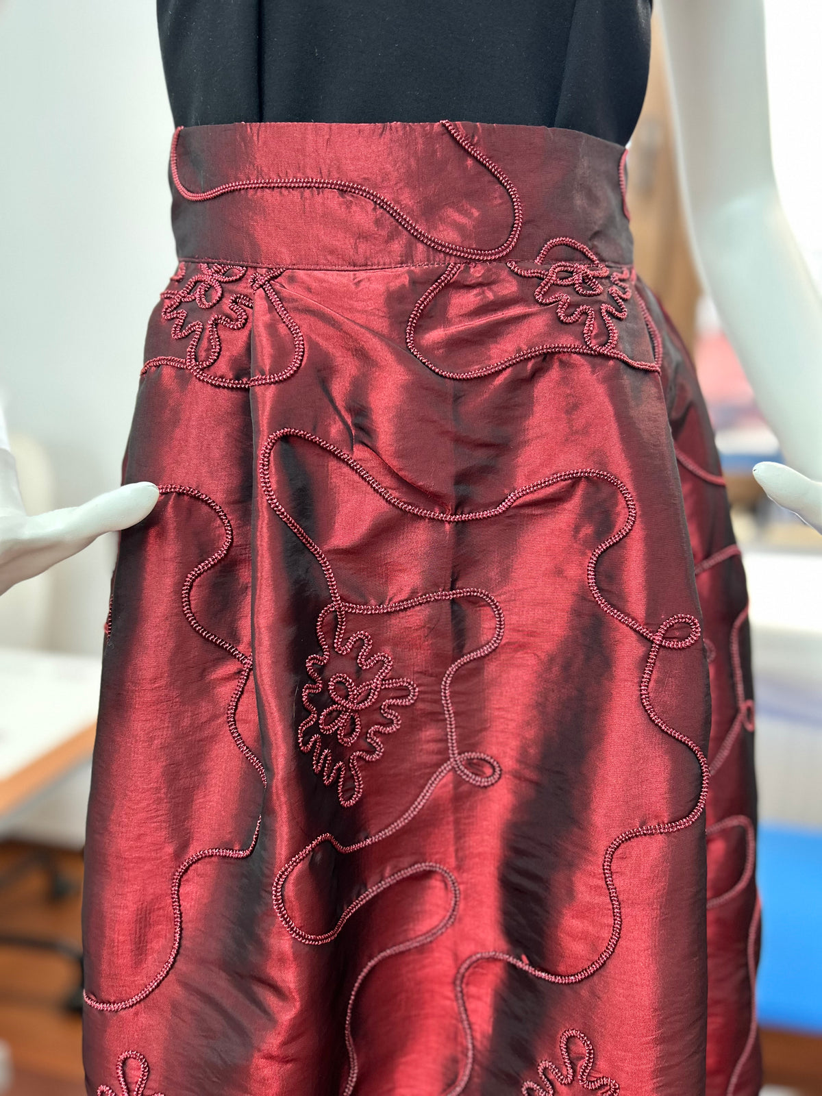 Incarca imaginea in galerie, Fusta midi bordeaux cu broderie florala