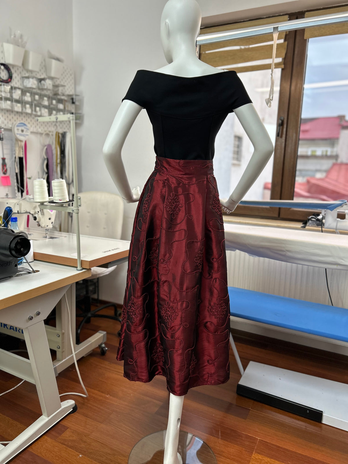 Load image into Gallery viewer, Bordeaux midi skirt with floral embroidery