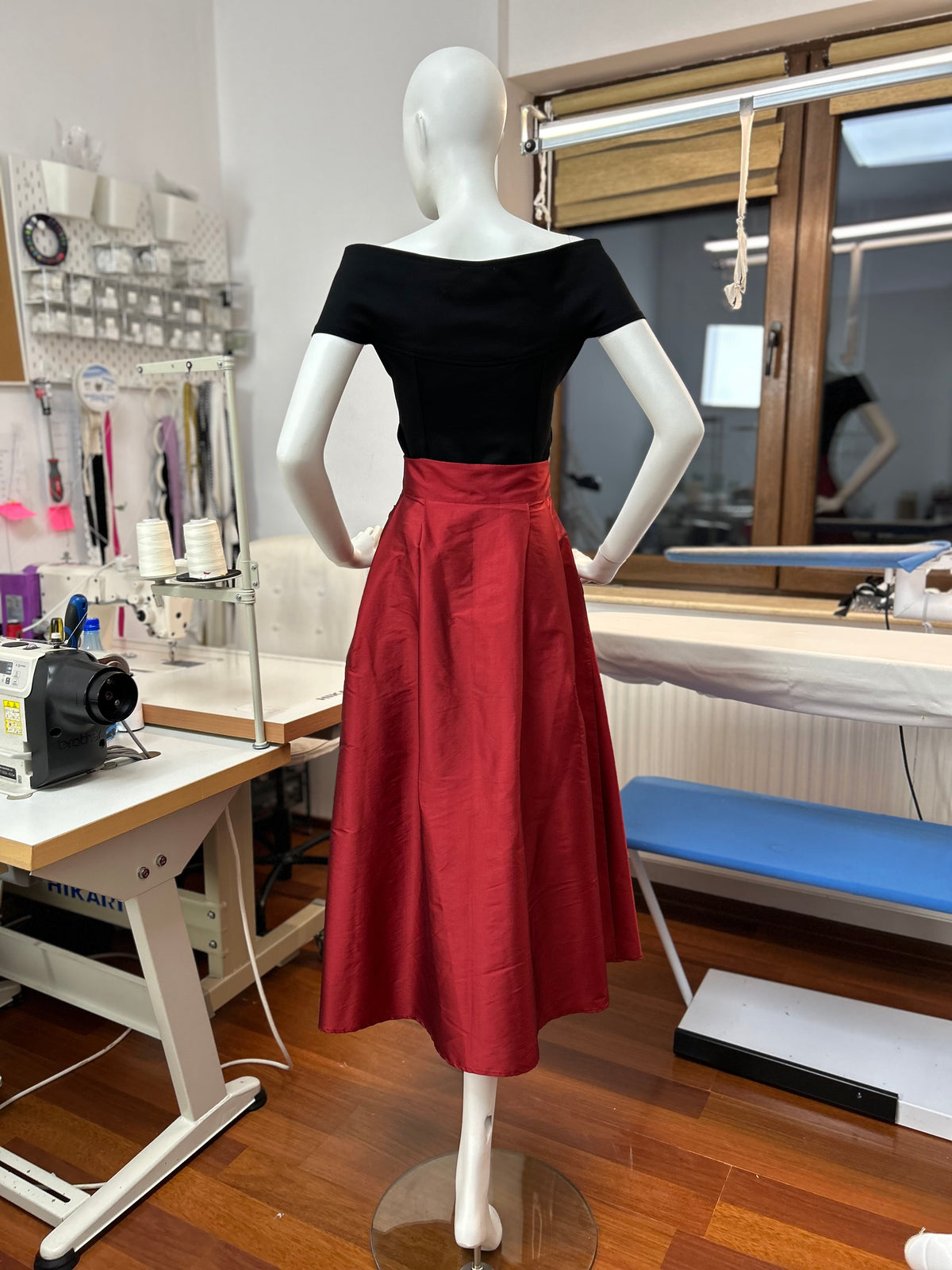 Load image into Gallery viewer, Red midi skirt with pleats and high waist