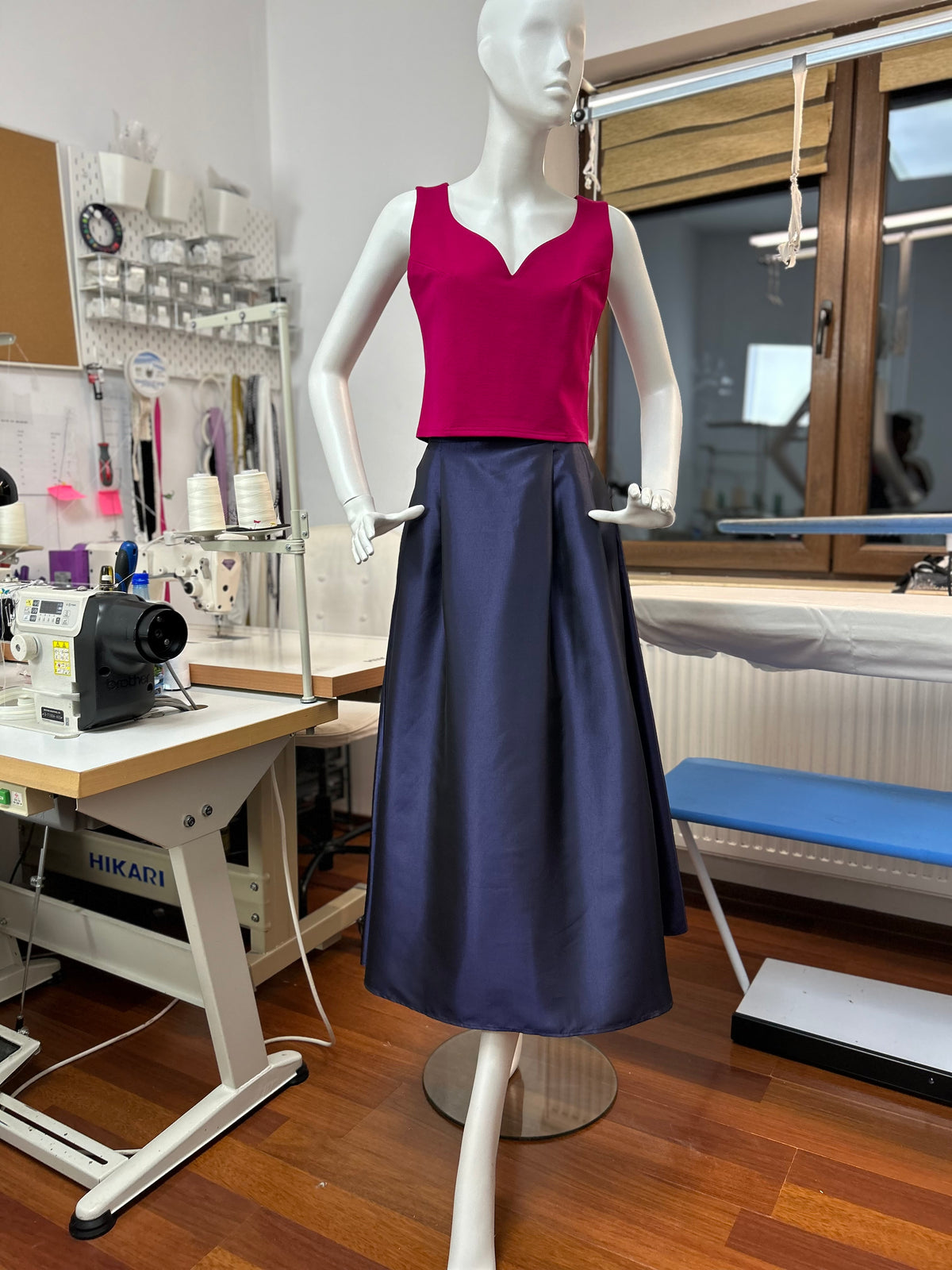 Load image into Gallery viewer, Blue midi skirt with pleats and high waist