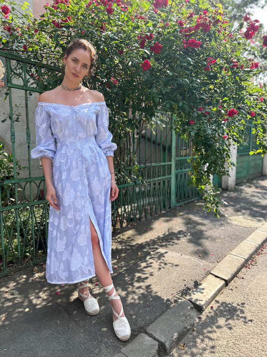 Rochie midi cu umeri decupati din voal de bumbac in dungi alb-bleu