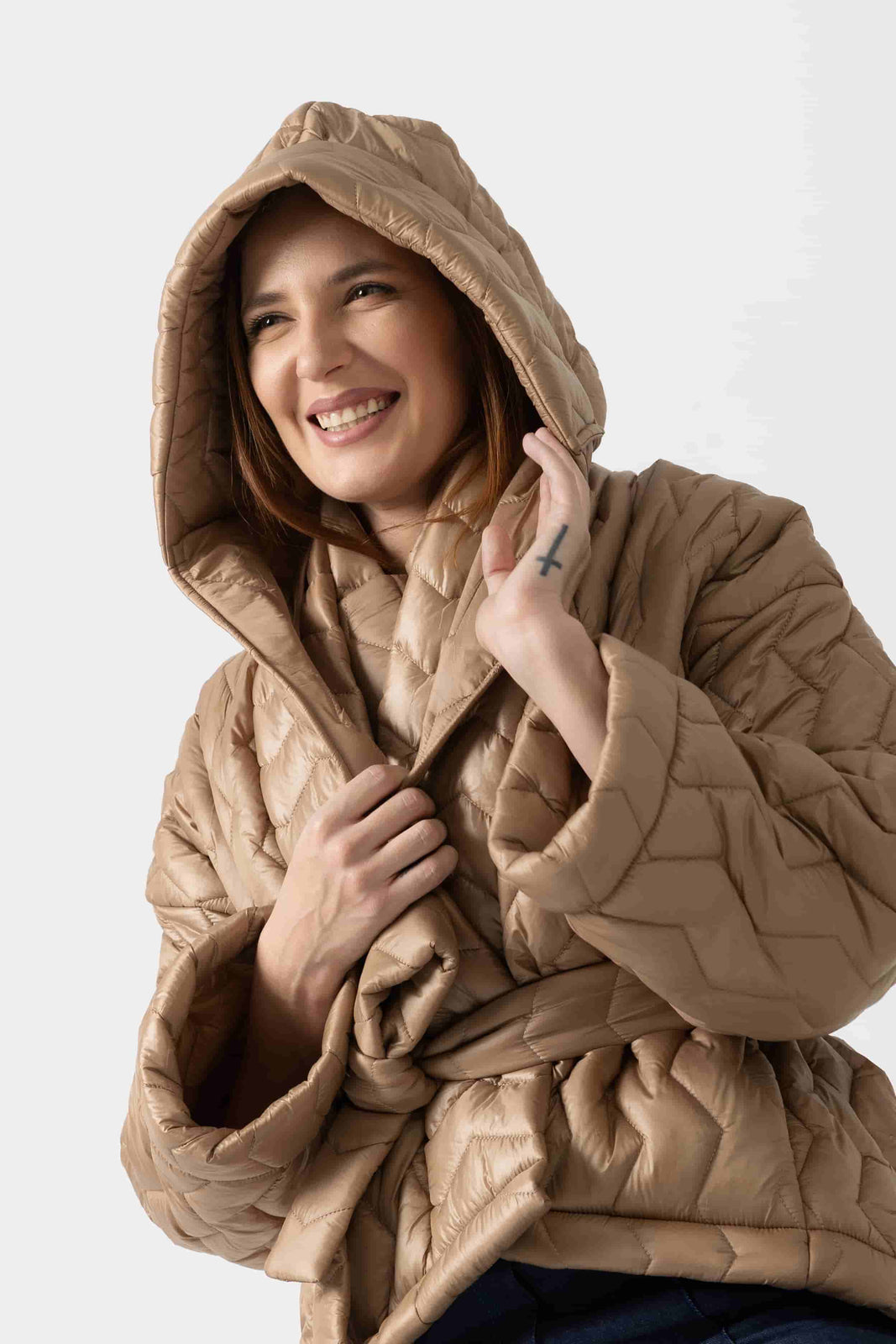 Incarca imaginea in galerie, Jachetă scurtă matlasată cu croială lejeră și design asimetric