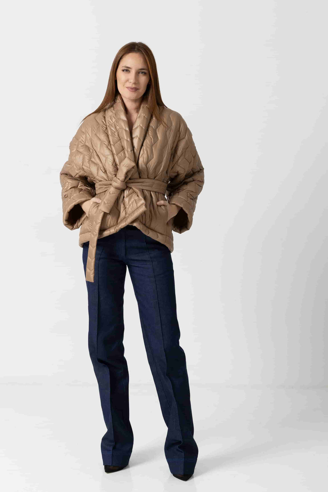 Incarca imaginea in galerie, Jachetă scurtă matlasată cu croială lejeră și design asimetric