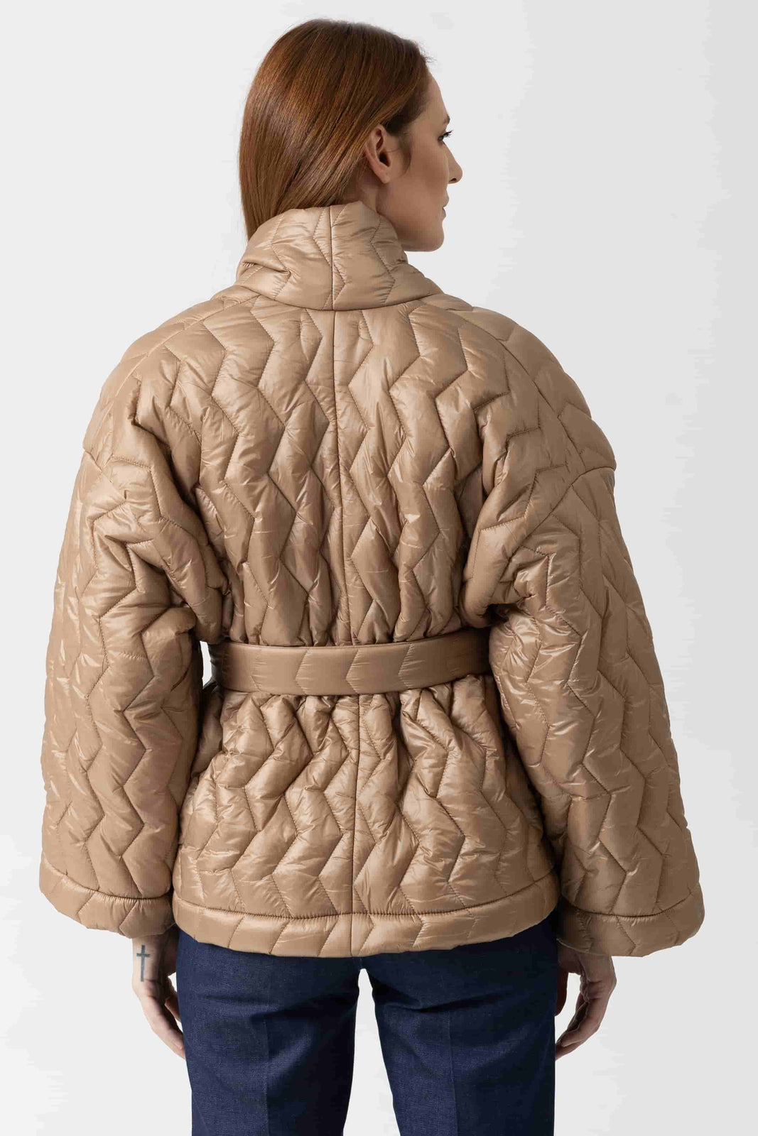 Incarca imaginea in galerie, Jachetă scurtă matlasată cu croială lejeră și design asimetric