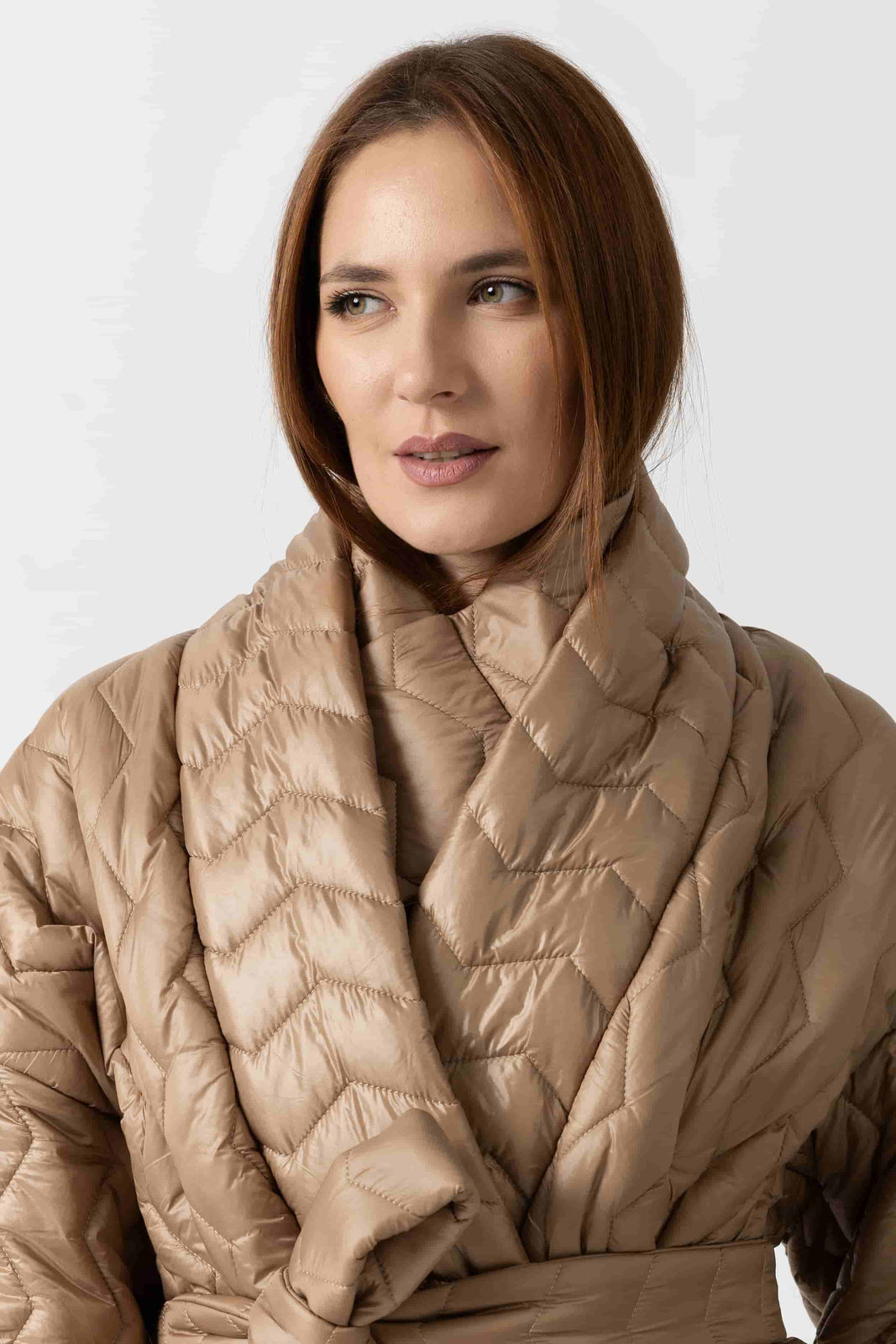 Incarca imaginea in galerie, Jachetă scurtă matlasată cu croială lejeră și design asimetric