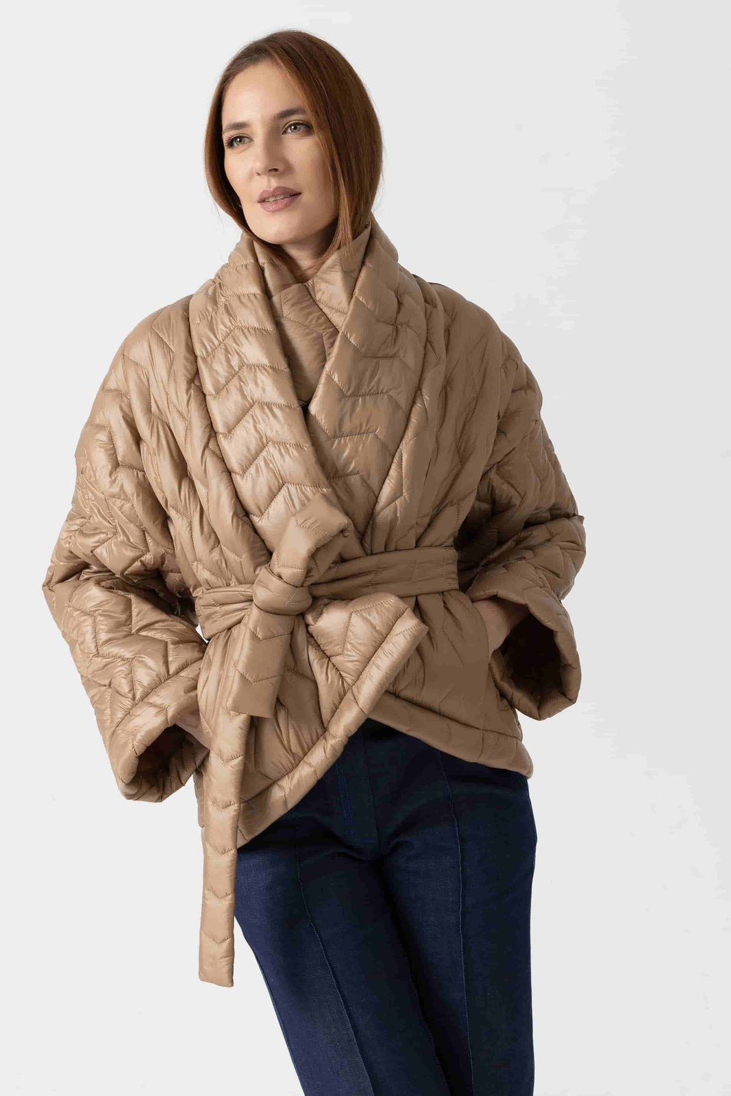 Incarca imaginea in galerie, Jachetă scurtă matlasată cu croială lejeră și design asimetric