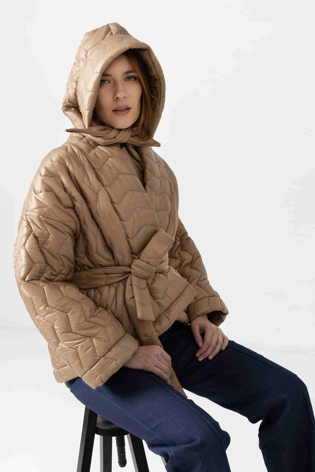 Incarca imaginea in galerie, Jachetă scurtă matlasată cu croială lejeră și design asimetric